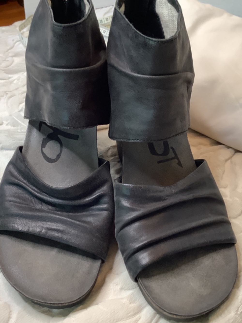 EUC OTBT leather black Patchouli open toe block heels sandals - Picture 14 of 14